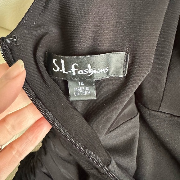 SUPER comfortable, classy black and lace dress. Gold underneath - Picture 3 of 9